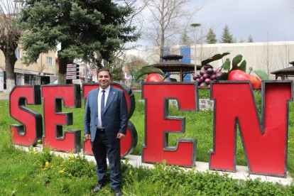 AHMET ÖRNEKBAŞ'TAN SEBENLİ KADINLARA KARANFİL