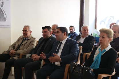 AHMET ÖRNEKBAŞ'TAN SEBENLİ KADINLARA KARANFİL