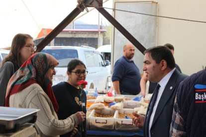 AHMET ÖRNEKBAŞ'TAN SEBENLİ KADINLARA KARANFİL