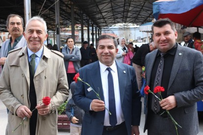 AHMET ÖRNEKBAŞ'TAN SEBENLİ KADINLARA KARANFİL