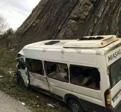 ERPİLİÇ İŞÇİLERİNİ TAŞIYAN MİNİBÜS KAZA GEÇİRDİ : 3 ÖLÜ
