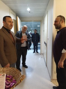SADETTİN BASKIN SAĞLIK ÇALIŞANLARI VE HASTALARI ZİYARET ETTİ