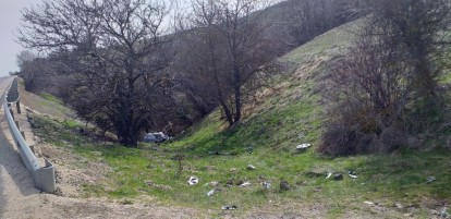 ŞARAMPOLE DEVRİLEN OTOMOBİLİN SÜRÜCÜSÜ YARALANDI