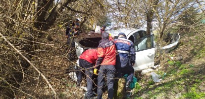 ŞARAMPOLE DEVRİLEN OTOMOBİLİN SÜRÜCÜSÜ YARALANDI