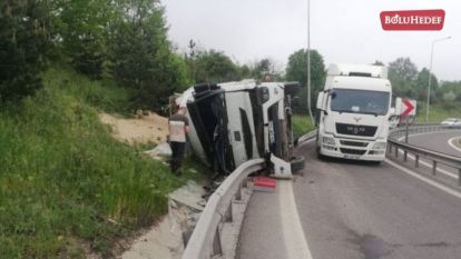 BOLU'DA DEVRİLEN TIRIN SÜRÜCÜSÜ YARALANDI