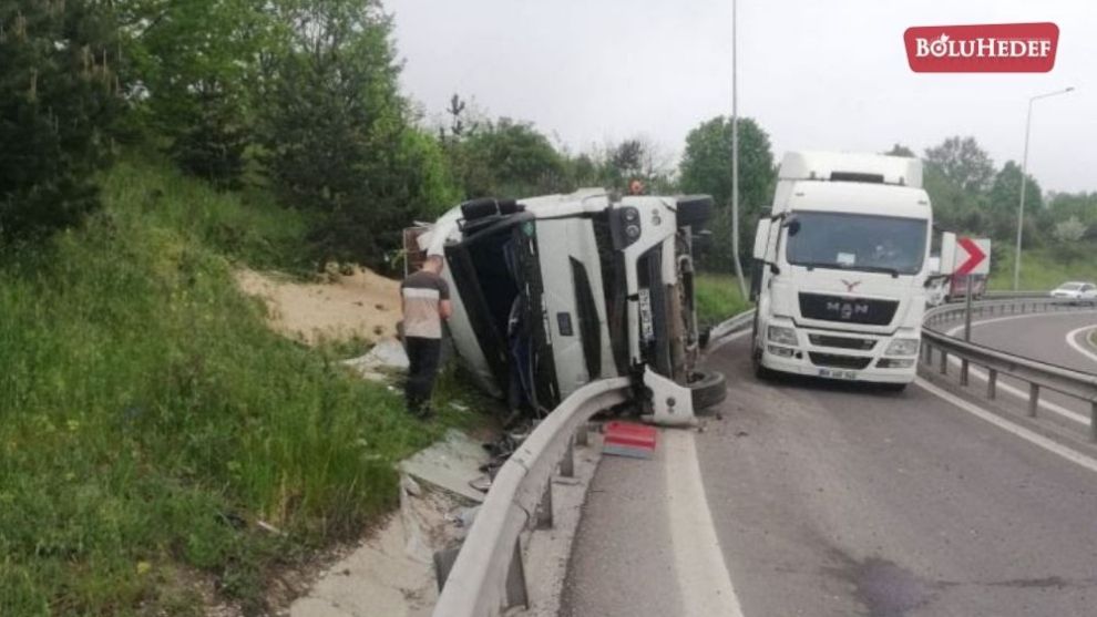 BOLU'DA DEVRİLEN TIRIN SÜRÜCÜSÜ YARALANDI