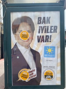 BOLU'DA MERAL AKŞENER'İN AFİŞLERİNE ÇİRKİN SABOTAJ