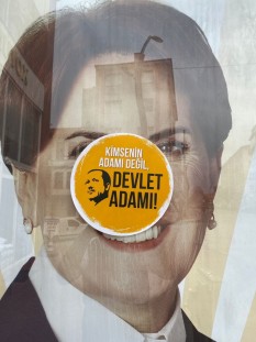 BOLU'DA MERAL AKŞENER'İN AFİŞLERİNE ÇİRKİN SABOTAJ