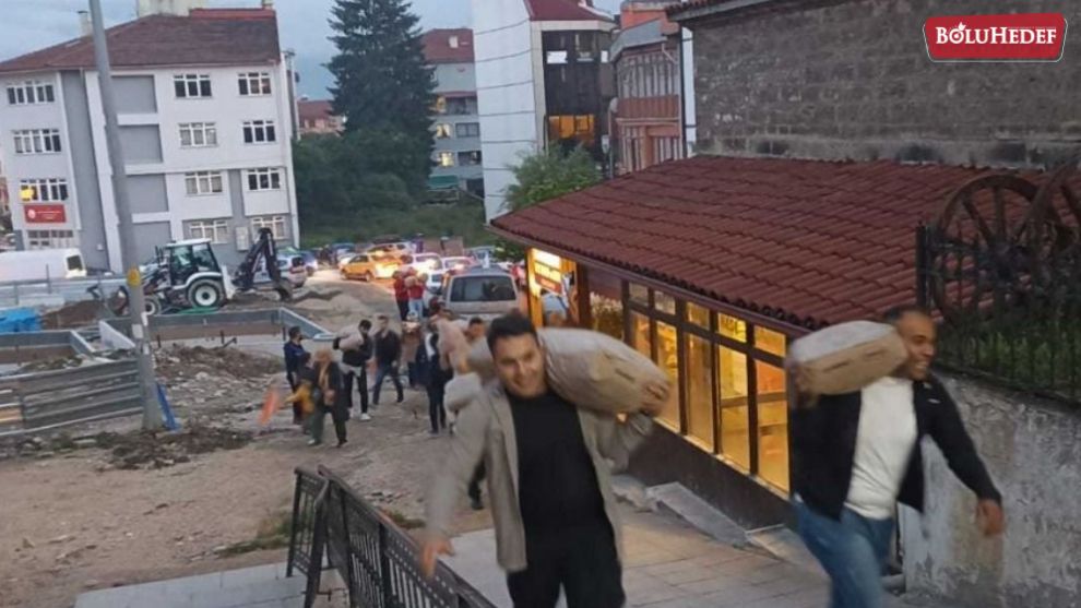 TANJU ÖZCAN'A 10 TORBA ÇİMENTO