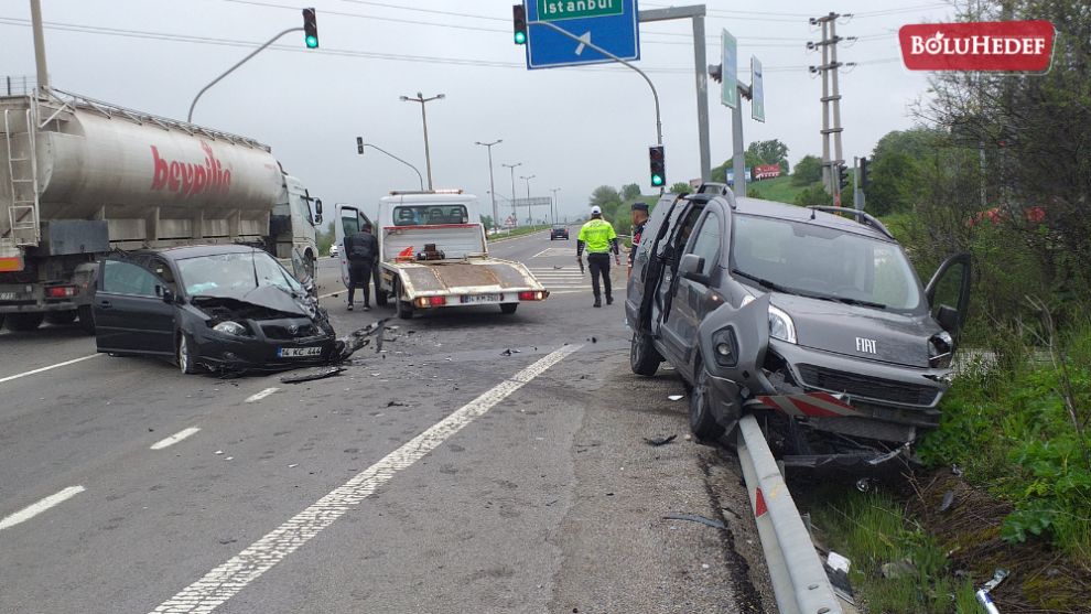 TİCARİ ARAÇLA  İLE OTOMOBİL ÇARPIŞTI: 3 YARALI