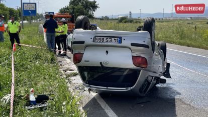 TAKLA ATAN OTOMOBİLDEN 4 KİŞİ SAĞ ÇIKARILDI