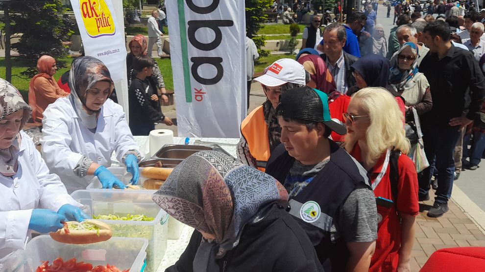 BOLU'DA BEDAVA KÖFTE EKMEK KUYRUĞU