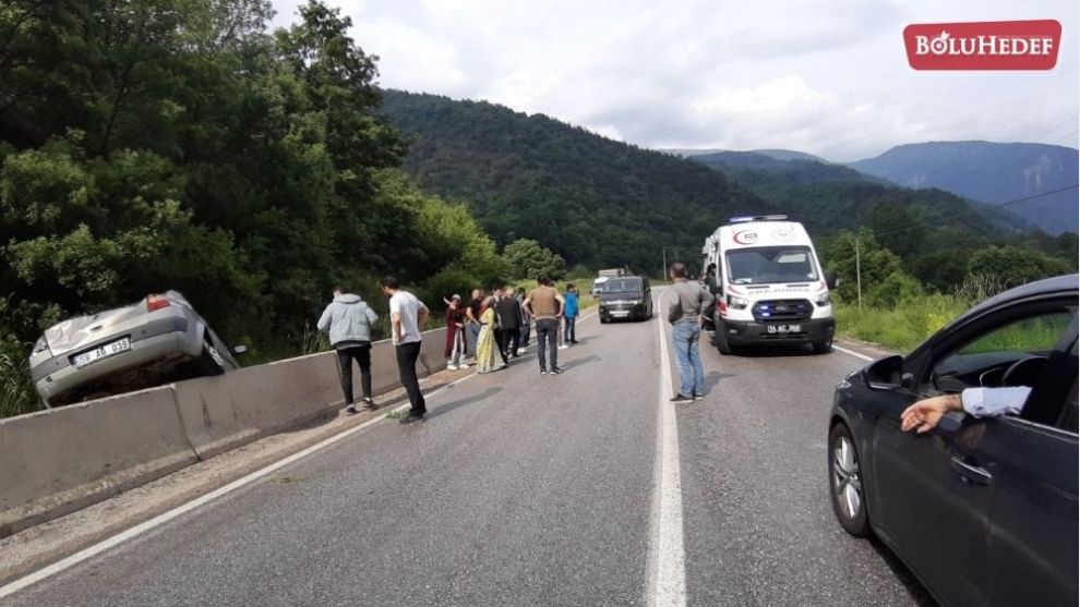 OTOMOBİL BETON BARİYERLERİN ÜZERİNE ÇIKTI:1 YARALI