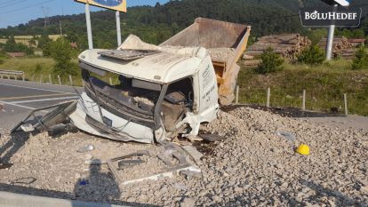 BARİYERLERE ÇARPARAK DEVRİLEN KAMYON YOLU TRAFİĞE KAPATTI