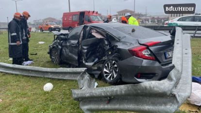 OTOMOBİL BARİYERLERE ÇARPTI : 1 ÖLÜ 1'İ ÇOCUK 2 YARALI