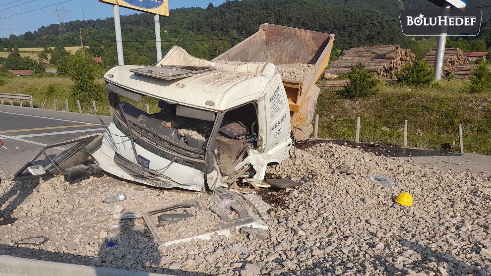 BARİYERLERE ÇARPARAK DEVRİLEN KAMYON YOLU TRAFİĞE KAPATTI