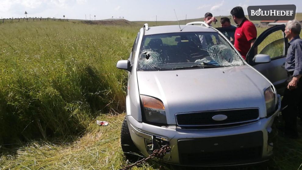 OTOMOBİLİ ÇİTLERE OK GİBİ SAPLANDI SÜRÜCÜ AĞIR YARALANDI