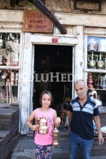MESLEĞİNİ YARIM ASIRDIR BÜYÜK BİR ŞEVKLE YAPIYOR