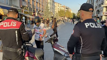 Caddede motosikletliler denetlendi