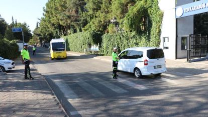Karabük'te polis ekipleri okul önlerinde denetim yaptı