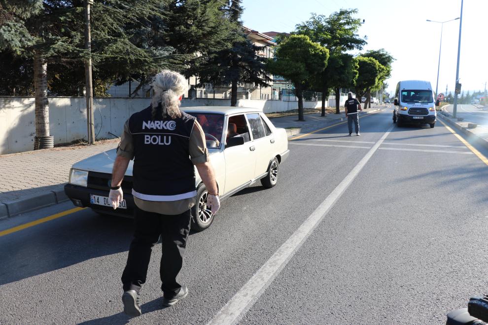 Bolu'da polis ekipleri okul çevrelerinde denetim yaptı