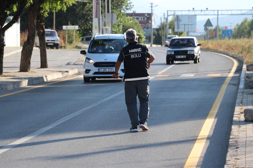 Bolu'da polis ekipleri okul çevrelerinde denetim yaptı
