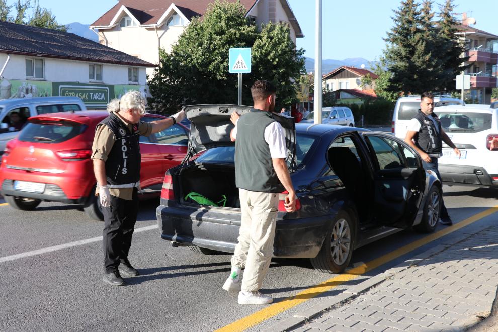 Bolu'da polis ekipleri okul çevrelerinde denetim yaptı