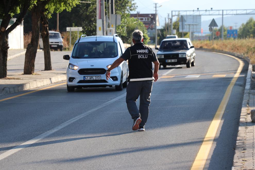 Bolu'da polis ekipleri okul çevrelerinde denetim yaptı