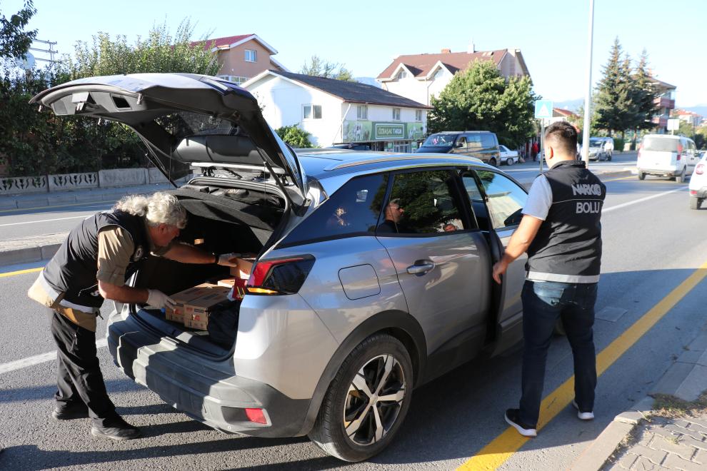 Bolu'da polis ekipleri okul çevrelerinde denetim yaptı