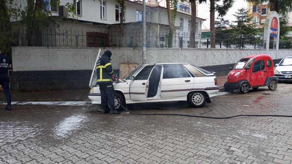 Çarşamba’da park halindeki otomobildeki yangın hasara yol açtı