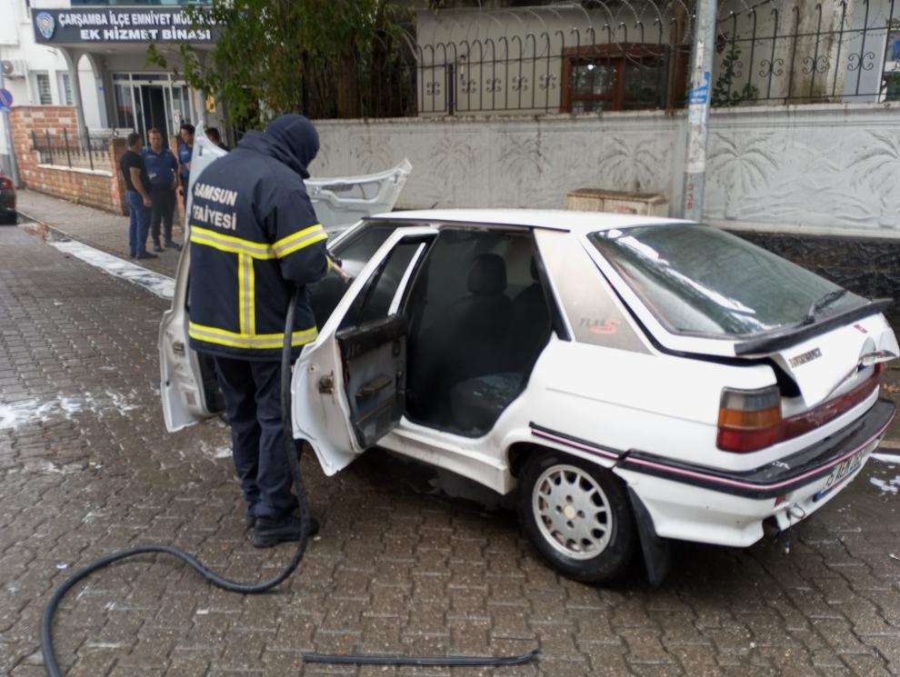 Çarşamba’da park halindeki otomobildeki yangın hasara yol açtı
