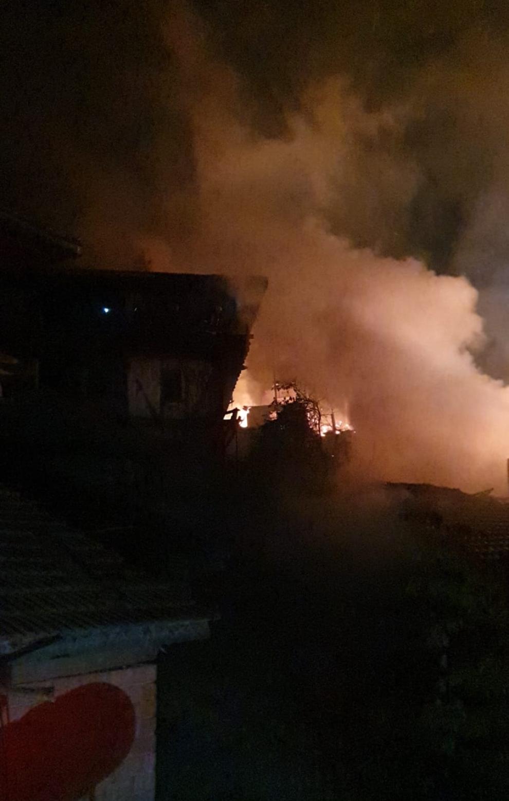 Çorum'da çıkan yangında 2 ev ve 1 samanlık yandı