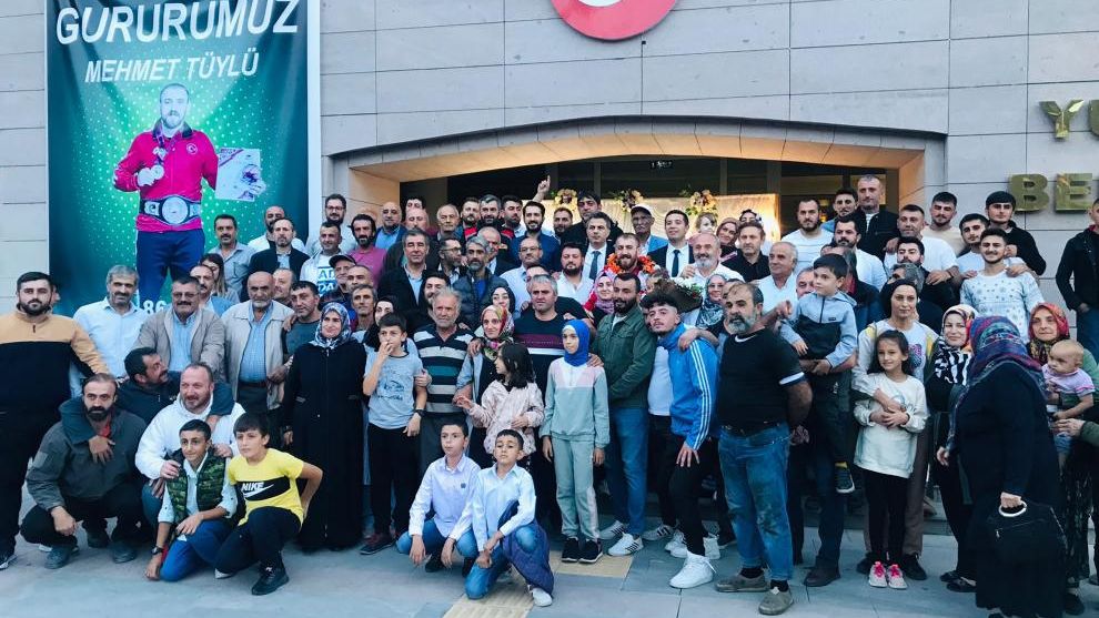 Dünya şampiyonu milli güreşçi, memleketi Artvin’de coşkuyla karşılandı