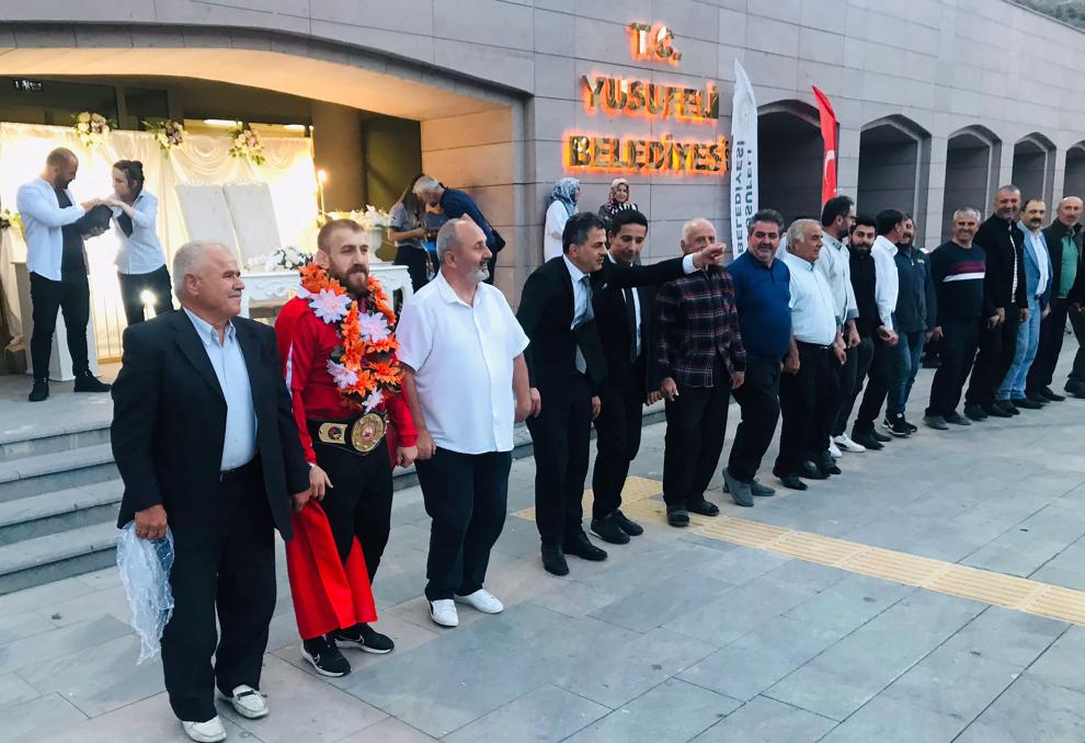 Dünya şampiyonu milli güreşçi, memleketi Artvin’de coşkuyla karşılandı