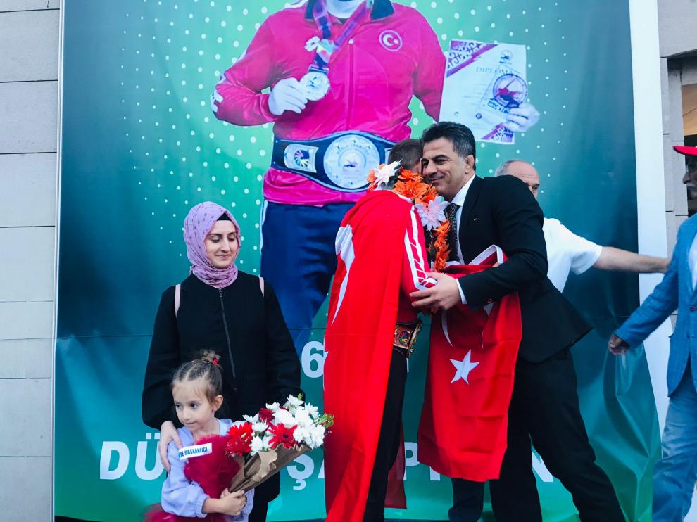 Dünya şampiyonu milli güreşçi, memleketi Artvin’de coşkuyla karşılandı