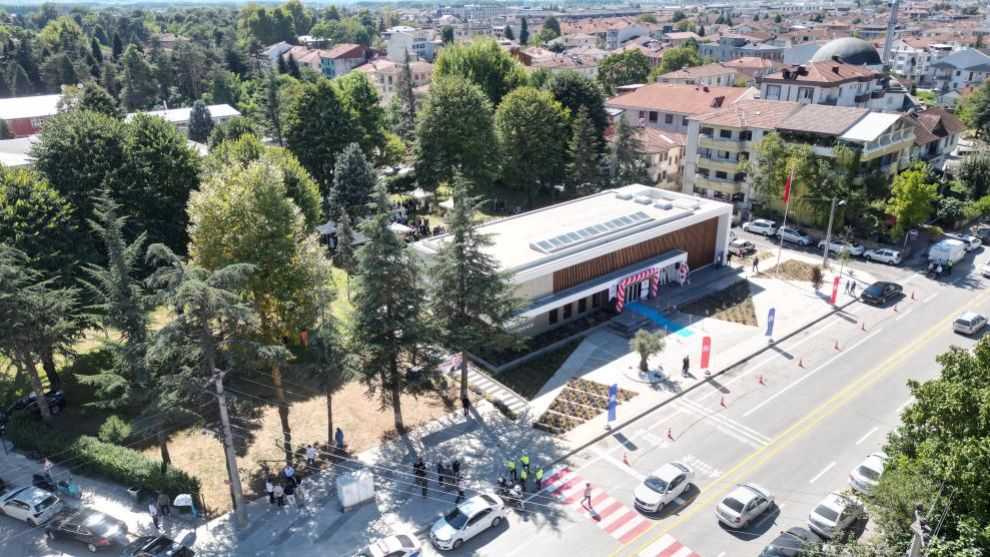 Düzce’de belediye ve hayırsever iş insanının desteğiyle yapılan kütüphane açıldı