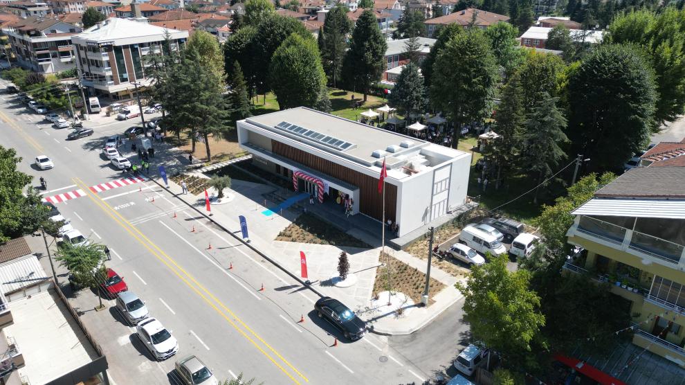 Düzce’de belediye ve hayırsever iş insanının desteğiyle yapılan kütüphane açıldı