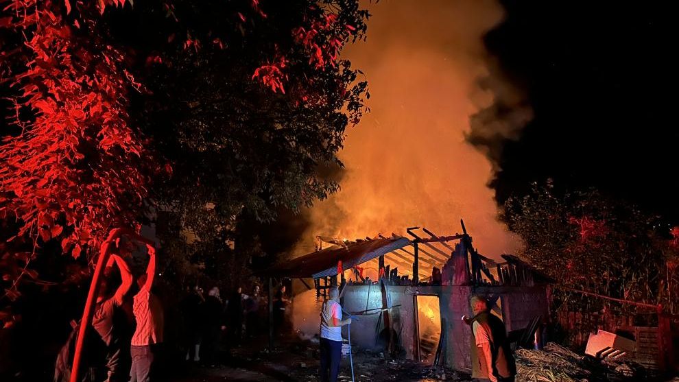 Düzce’de samanlıkta çıkan yangını itfaiye söndürdü