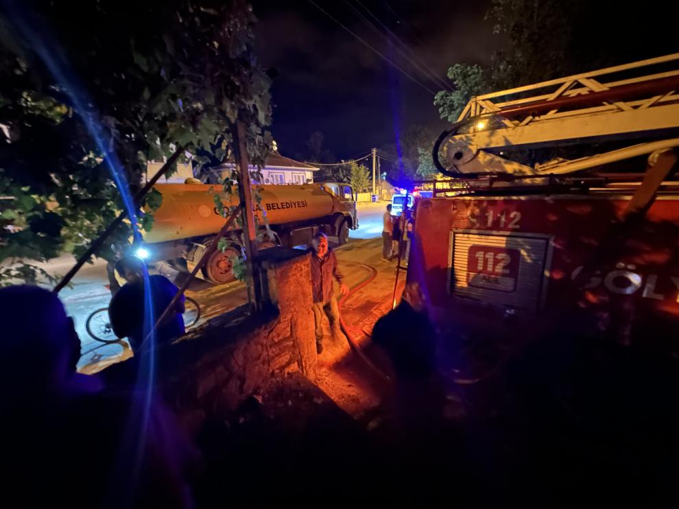 Düzce’de samanlıkta çıkan yangını itfaiye söndürdü