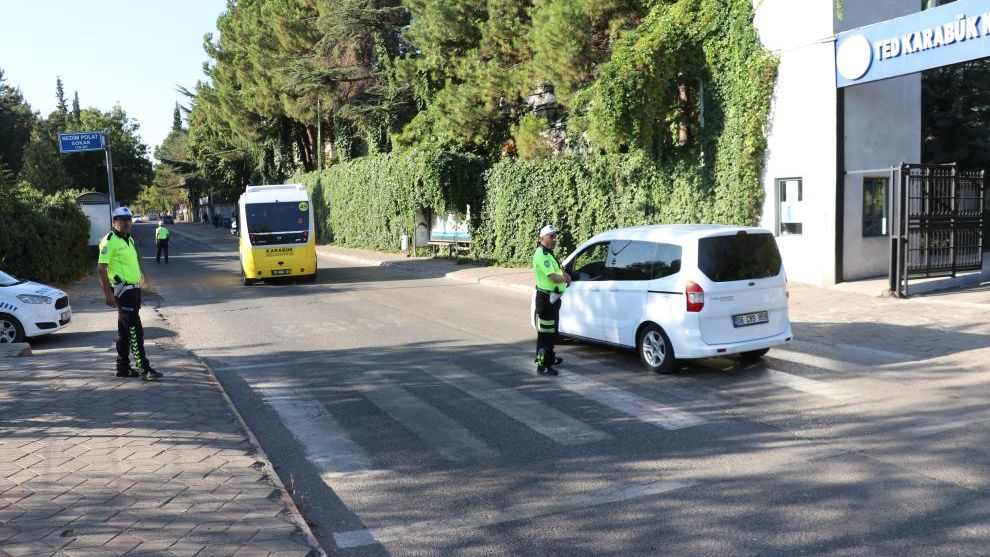 Karabük'te polis ekipleri okul önlerinde denetim yaptı