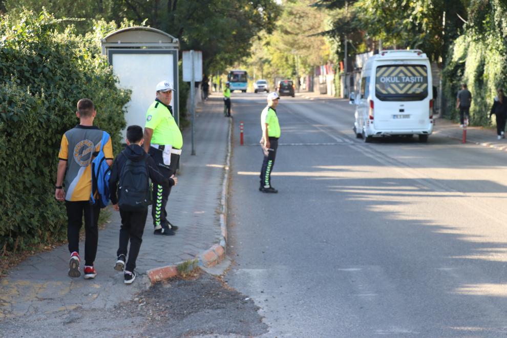 Karabük'te polis ekipleri okul önlerinde denetim yaptı