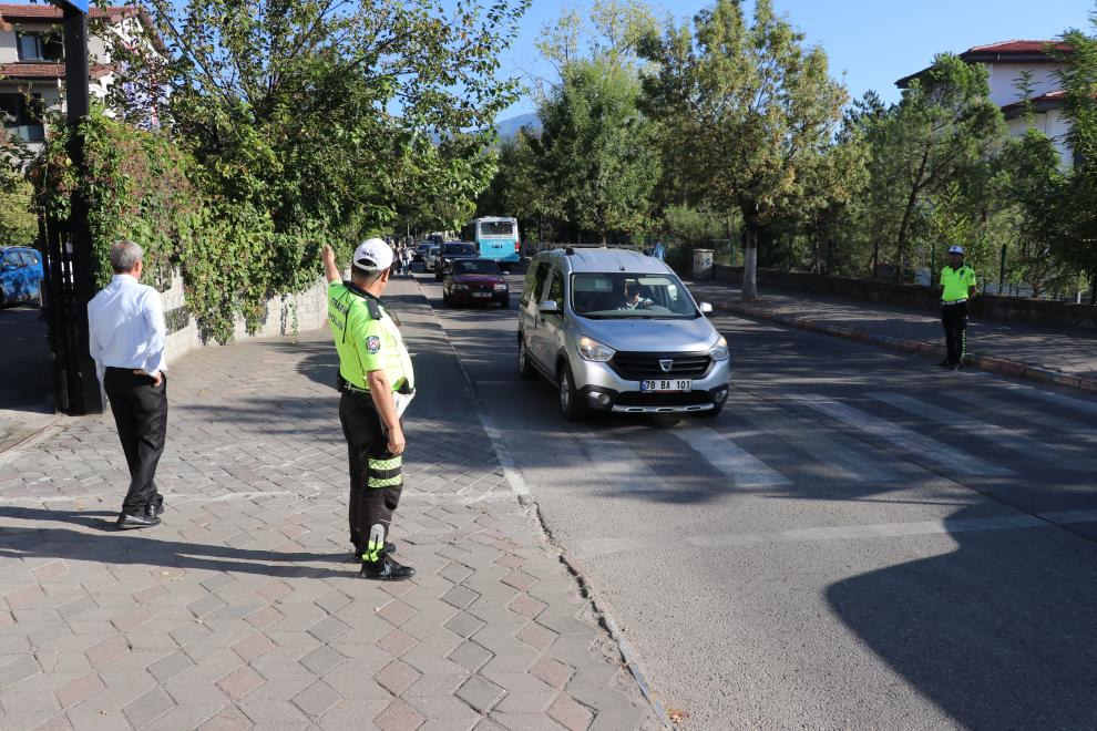 Karabük'te polis ekipleri okul önlerinde denetim yaptı