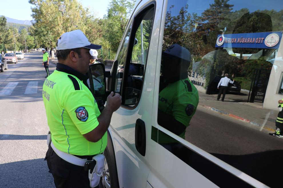 Karabük'te polis ekipleri okul önlerinde denetim yaptı