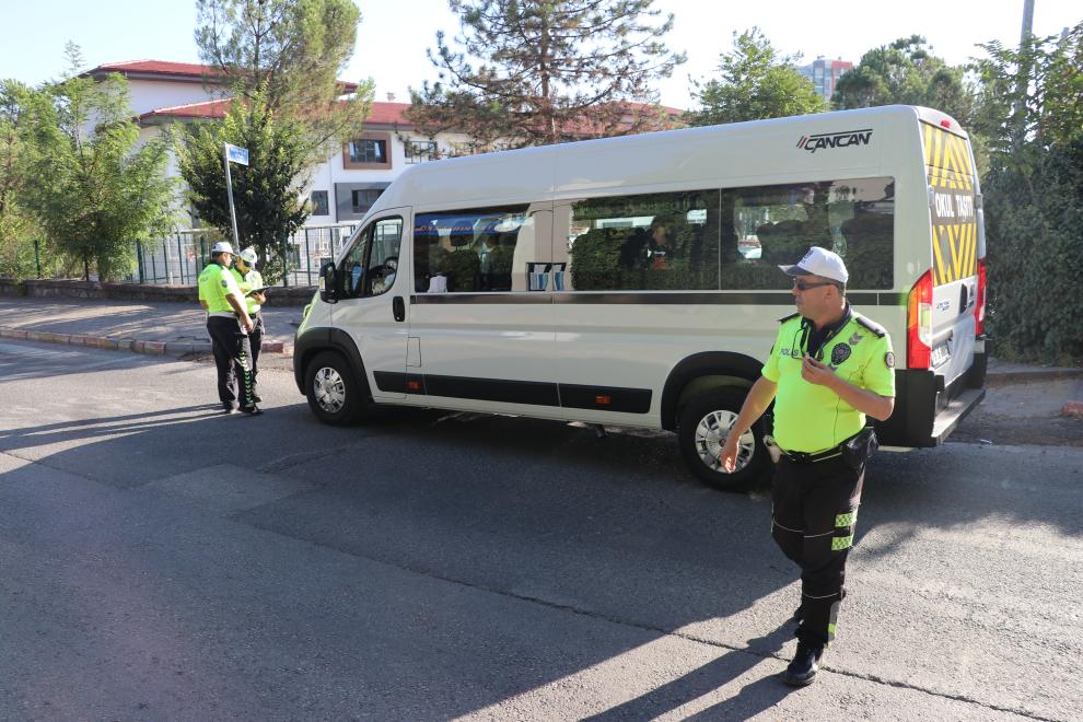Karabük'te polis ekipleri okul önlerinde denetim yaptı