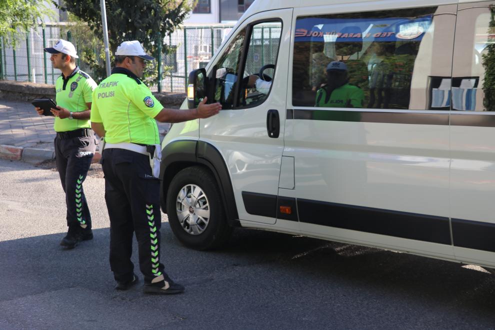 Karabük'te polis ekipleri okul önlerinde denetim yaptı
