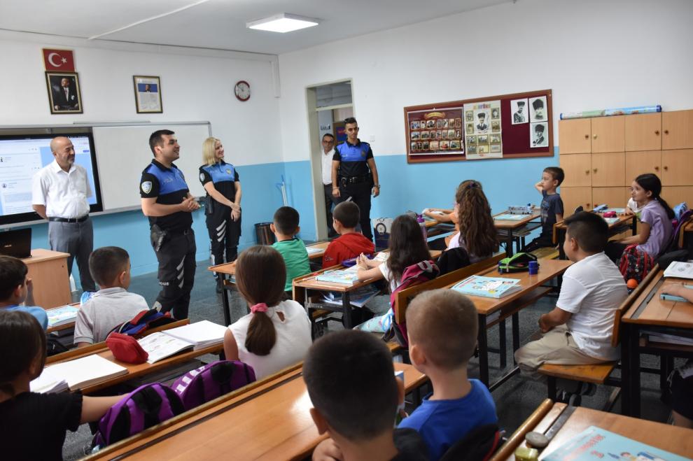 Karabük'te polis ekipleri okul önlerinde denetim yaptı