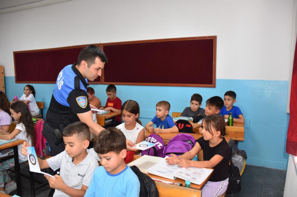 Karabük'te polis ekipleri okul önlerinde denetim yaptı