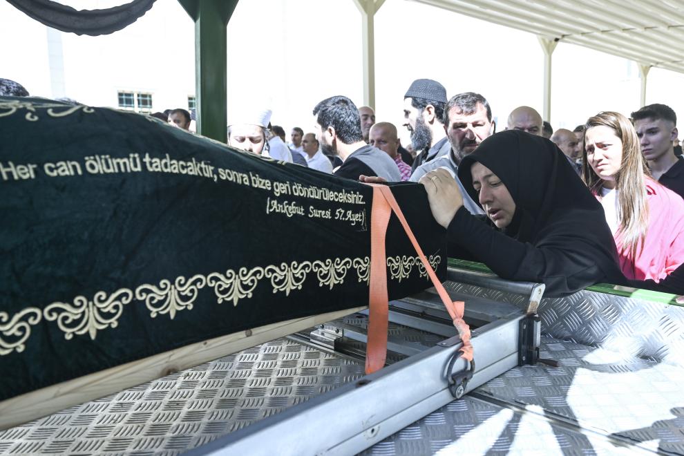 Karadeniz'de boğulan liseli gencin cenazesi İstanbul'da defnedildi