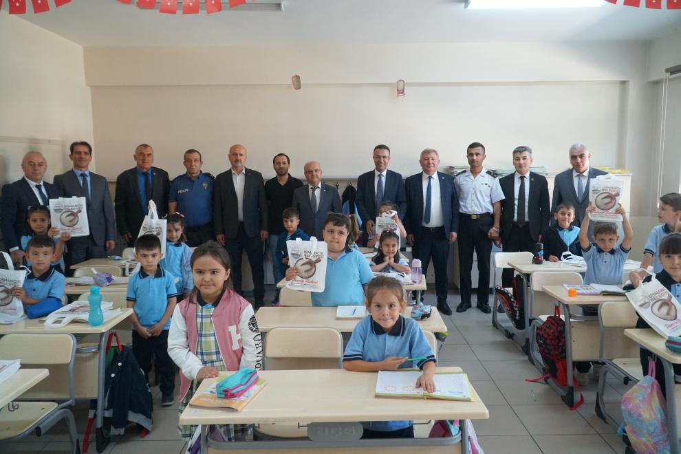 Osmancık Belediyesinden ilkokula başlayan öğrencilere kırtasiye desteği