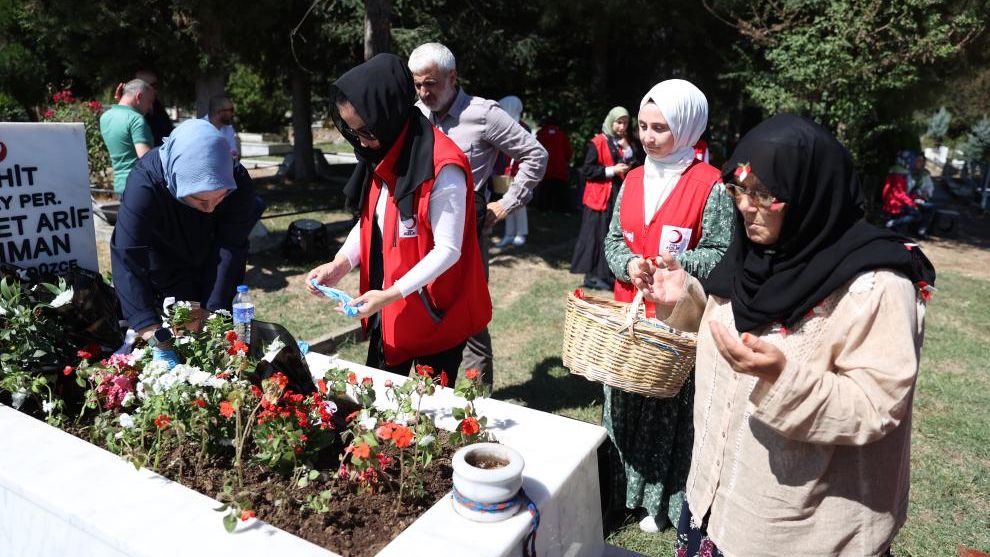 Suriye’de şehit olan Türk Kızılay personeli anıldı
